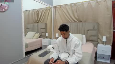 Snapshot of julian_billy chatting on 02-20-25, 11:31 julian billy online show from 02-20-25, 11:31