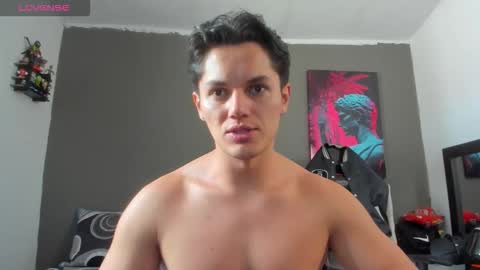 julian_wallace1 online show from 06-10-26, 06:40