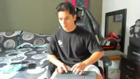 julian_wallace1 online show from 06-17-26, 01:12