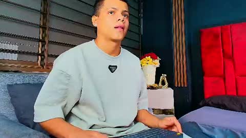 Snapshot of juliansterling___ chatting on 06-15-26, 07:16 JULIAN STEARLING online show from 06-15-26, 07:16