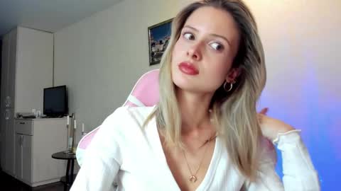 Snapshot of julie_flores chatting on 10-02-25, 03:19 Julie online show from 10-02-25, 03:19