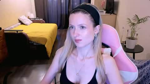 Julie online show from 07-05-26, 03:52