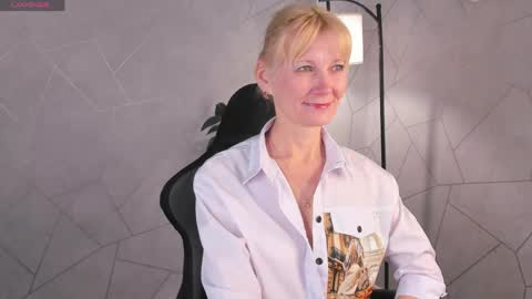 Julie Lucasss online show from 05-15-26, 12:17
