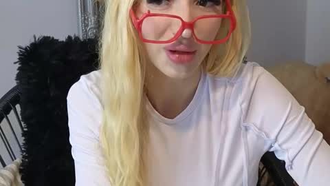 Snapshot of juliejuliette chatting on 10-14-25, 12:50 Julia online show from 10-14-25, 12:50