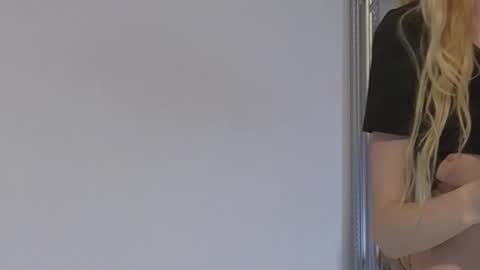 Snapshot of juliejuliette chatting on 10-28-25, 01:31 Julia online show from 10-28-25, 01:31