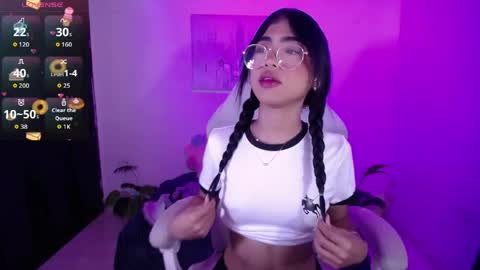 Snapshot of jully_dreams chatting on 05-25-26, 06:25 July online show from 05-25-26, 06:25