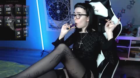 Snapshot of julscinamon chatting on 12-20-24, 09:39 Baroness Von Cringe online show from 12-20-24, 09:39