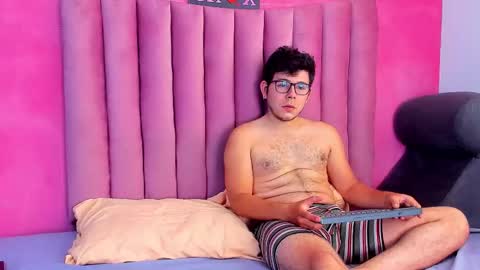 JUSTIN Y JAZMIN online show from 12-22-25, 07:33