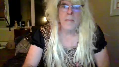 Snapshot of justinefox chatting on 10-25-25, 11:54 justinefox online show from 10-25-25, 11:54