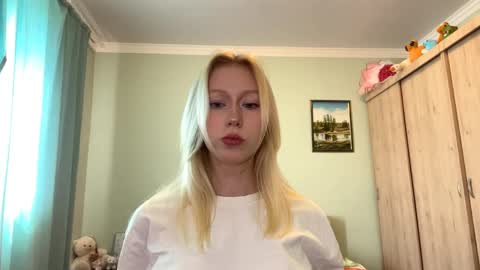 Mia 1st day here online show from 06-08-26, 12:05