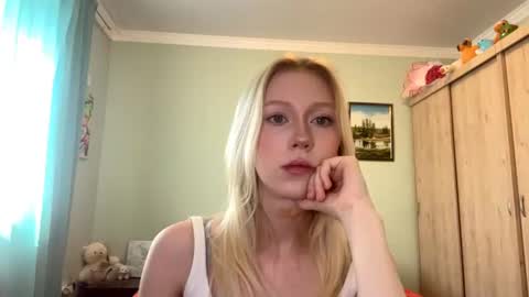 Mia 1st day here online show from 06-10-26, 12:15