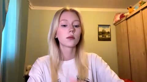 Mia 1st day here online show from 06-22-26, 03:36
