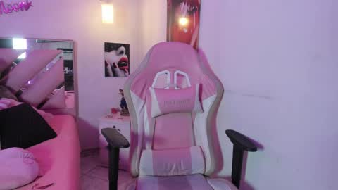 Snapshot of karly_moonn chatting on 05-25-26, 10:16 Karly Moonns online show from 05-25-26, 10:16
