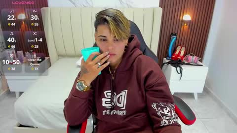 Snapshot of karolandluna chatting on 02-14-25, 02:39 Karol and Luna online show from 02-14-25, 02:39