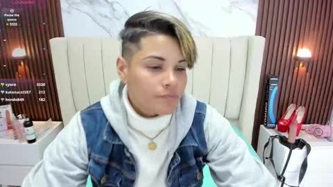 Snapshot of karolandluna chatting on 02-17-25, 08:19 Karol and Luna online show from 02-17-25, 08:19