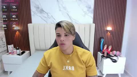 Snapshot of karolandluna chatting on 02-19-25, 02:44 Karol and Luna online show from 02-19-25, 02:44