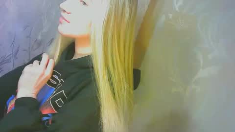 Caroline Fox online show from 09-26-25, 09:13