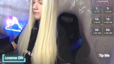 Snapshot of karolynafox chatting on 03-14-26, 09:04 Caroline Fox online show from 03-14-26, 09:04