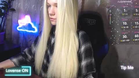 Snapshot of karolynafox chatting on 03-18-26, 10:07 Caroline Fox online show from 03-18-26, 10:07