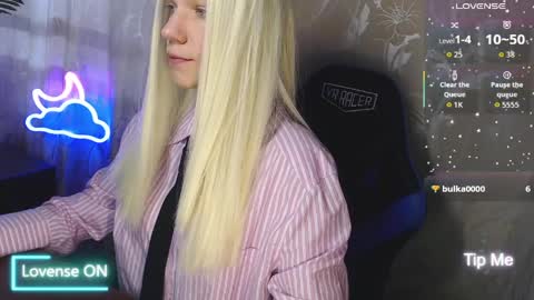 Snapshot of karolynafox chatting on 03-29-26, 07:52 Caroline Fox online show from 03-29-26, 07:52