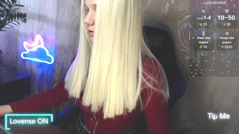 Snapshot of karolynafox chatting on 04-05-26, 06:54 Caroline Fox online show from 04-05-26, 06:54