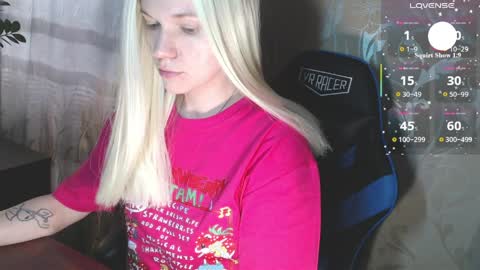 Snapshot of karolynafox chatting on 04-08-26, 09:42 Caroline Fox online show from 04-08-26, 09:42