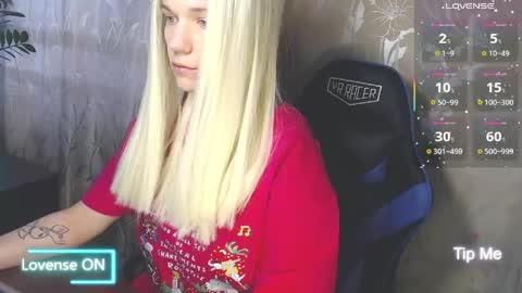 Snapshot of karolynafox chatting on 04-15-26, 10:22 Caroline Fox online show from 04-15-26, 10:22
