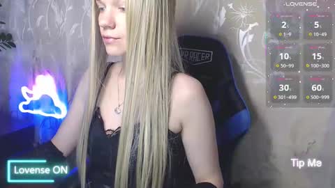 Snapshot of karolynafox chatting on 05-16-26, 11:20 Caroline Fox online show from 05-16-26, 11:20