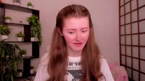 Snapshot of kate_cuddle chatting on 06-25-26, 05:45 Kate online show from 06-25-26, 05:45