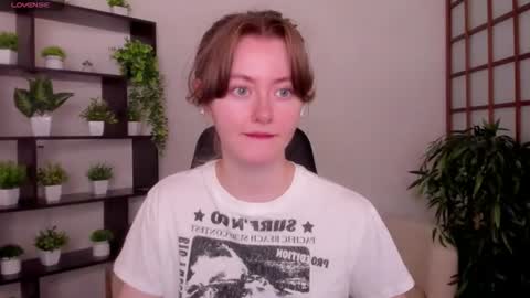 Snapshot of kate_cuddle chatting on 07-20-26, 02:37 Kate online show from 07-20-26, 02:37