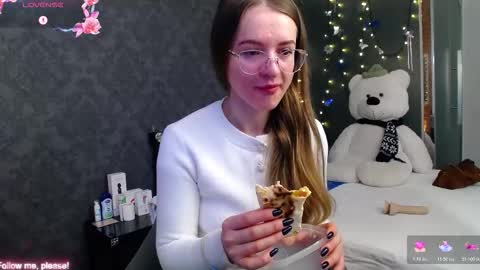 Snapshot of kate_jonson chatting on 11-25-25, 07:19 .Be kind and gentle with me and I will do my best for you. online show from 11-25-25, 07:19