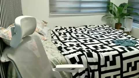 Snapshot of katiefrox_ chatting on 01-15-25, 06:12 katiefrox online show from 01-15-25, 06:12