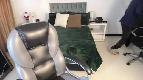 Snapshot of katnia_and_marcuz chatting on 12-11-24, 11:30 Katnia and Marcuz online show from 12-11-24, 11:30