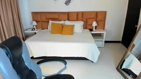 Snapshot of katnia_and_marcuz chatting on 10-05-25, 11:41 Katnia and Marcuz online show from 10-05-25, 11:41