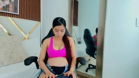 Snapshot of katy_pregnant_ chatting on 06-05-26, 12:33 katy online show from 06-05-26, 12:33