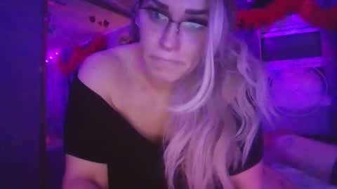 Snapshot of kaylaandmike23 chatting on 04-16-26, 04:13 M and K online show from 04-16-26, 04:13