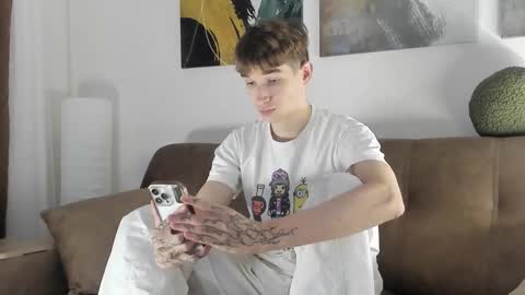 Snapshot of keithcozart1337 chatting on 09-22-25, 04:42 Mark online show from 09-22-25, 04:42