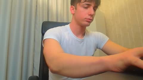 Snapshot of kellenwest chatting on 12-19-25, 05:14 KellenWest online show from 12-19-25, 05:14