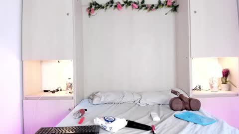 Snapshot of kendallrosse1 chatting on 04-24-26, 04:42 Kendal online show from 04-24-26, 04:42