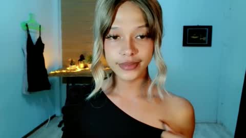 Snapshot of kendra_lunaxx chatting on 05-17-26, 12:12 kendra_lunaxx online show from 05-17-26, 12:12
