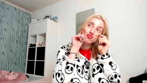 Kenzie online show from 02-08-25, 05:29