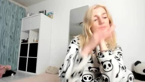 Kenzie online show from 11-26-25, 04:46