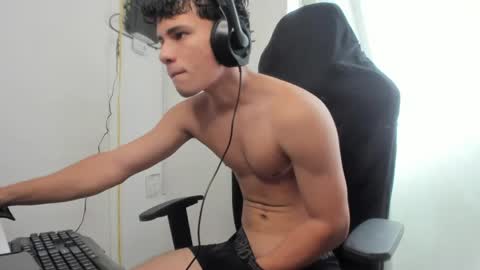kevin_adrian01 online show from 06-02-26, 07:38