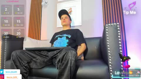 Snapshot of kevinn_blue chatting on 11-06-25, 11:48 Sexy Hot Kevin online show from 11-06-25, 11:48