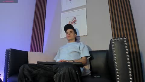 Snapshot of kevinn_blue chatting on 11-11-25, 12:16 Sexy Hot Kevin online show from 11-11-25, 12:16