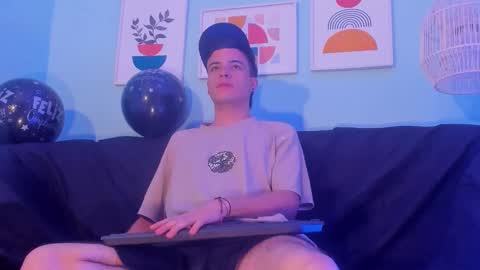 Snapshot of kevinn_blue chatting on 11-12-25, 01:33 Sexy Hot Kevin online show from 11-12-25, 01:33