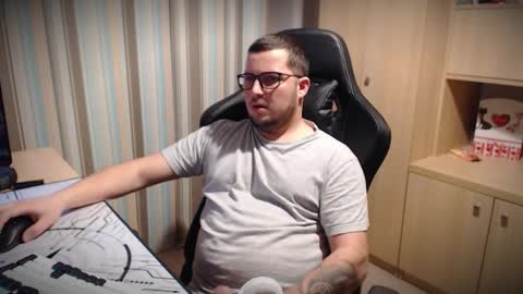 Snapshot of kevinnlovely95 chatting on 11-27-25, 06:32 Kevinn online show from 11-27-25, 06:32