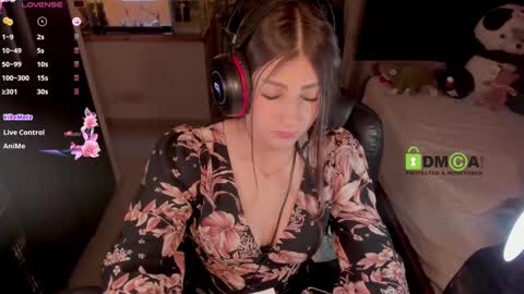 Snapshot of khionebesset chatting on 02-26-25, 10:15 Khi.  online show from 02-26-25, 10:15