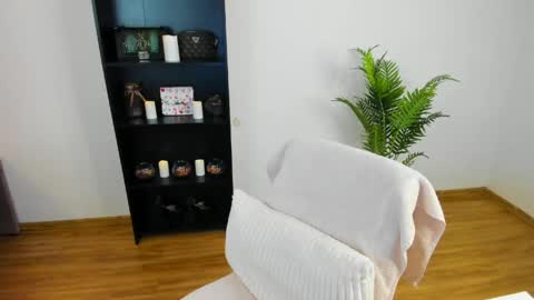 Khloe online show from 04-27-26, 04:49