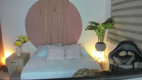 Snapshot of kiara_mirren chatting on 10-10-25, 02:32 K I A R A online show from 10-10-25, 02:32